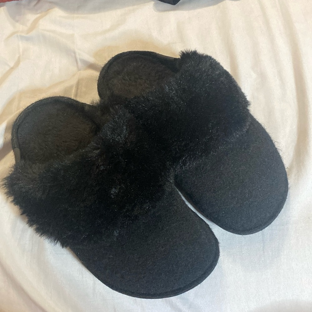 Women’s size 9 croc slippers